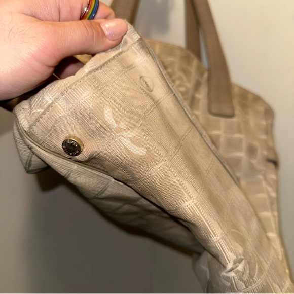 CHANEL Beige Checkered travel Tote Bag - Picture 3 of 16